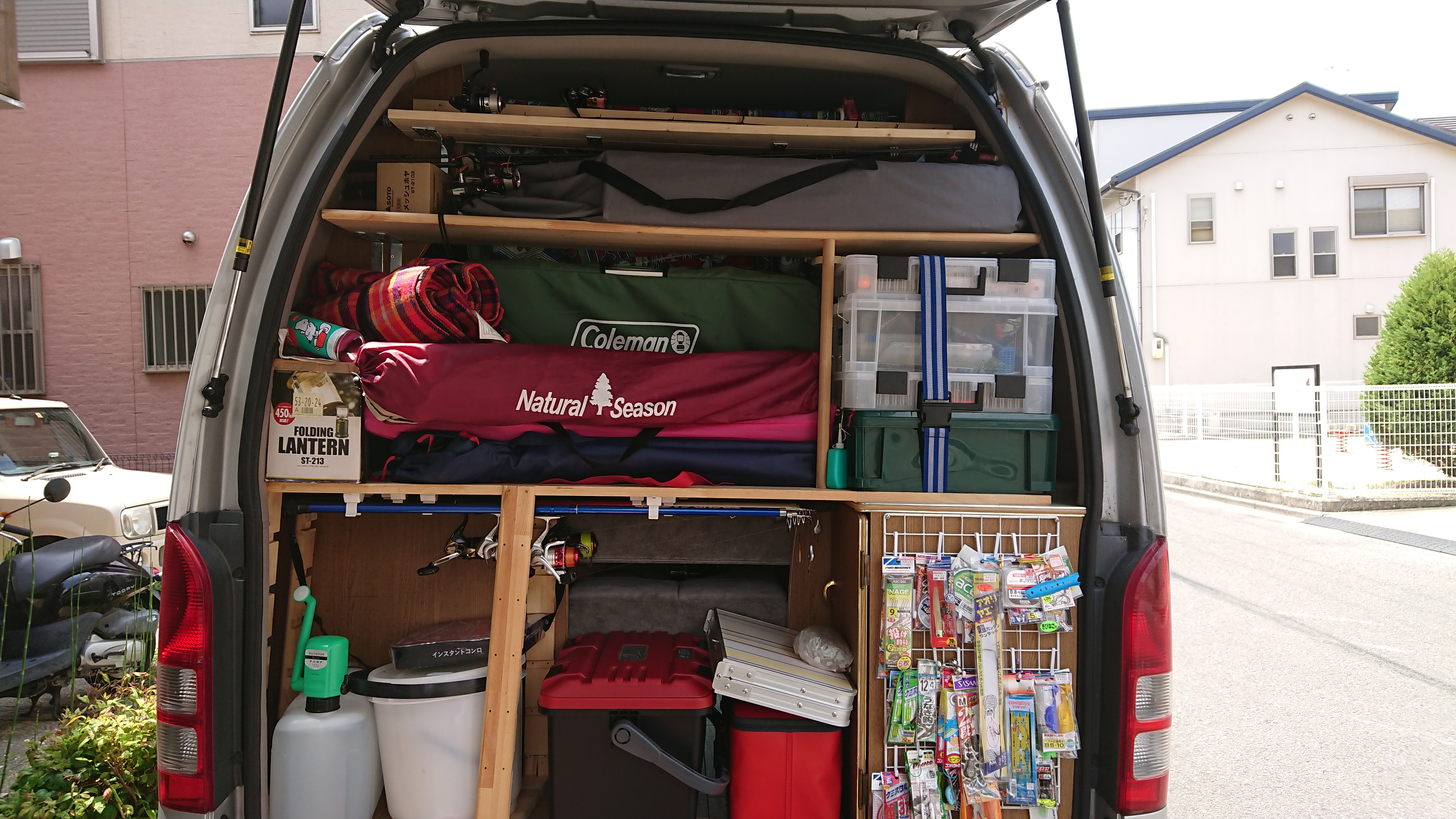 釣具 キャンプ道具を常時 収納できるトランクに棚を取り付けました ハイエースのトランク部分を最大限に荷物を積めるよう棚を自作しました 和歌山こてつの車中泊 釣り情報